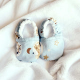 chaussons pour bebe naissance ou annonce de grossesse au motif safari de chez vic et pic faits main en france