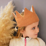 couronne-personnalisee-sur-petite-fille-en-tissu-gaze-de-coton-caramel-faite-main-par-vic-et-pic