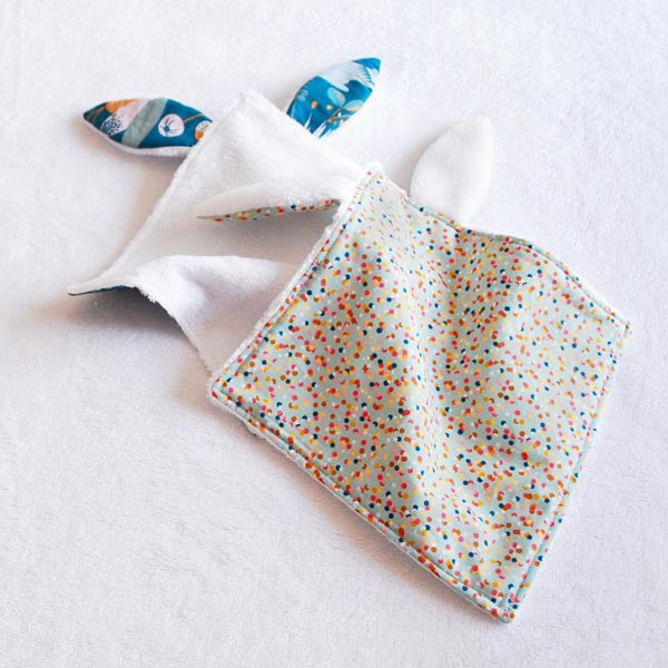doudou-lapin-bebe-cotillons-en-foret-cadeau-naissance-vic-et-pic-fait-main-france