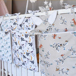 range-pyjama-avec-doudous-sur-lit-bebe-a-barreaux-faits-main-par-vic-et-pic
