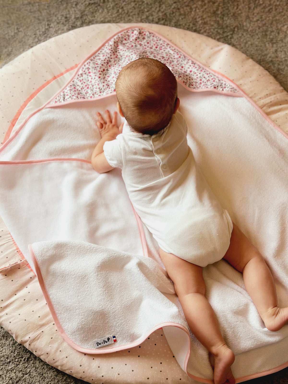 Cape de bain ou  poncho de bain bébé :  quelle différence, lequel choisir ?