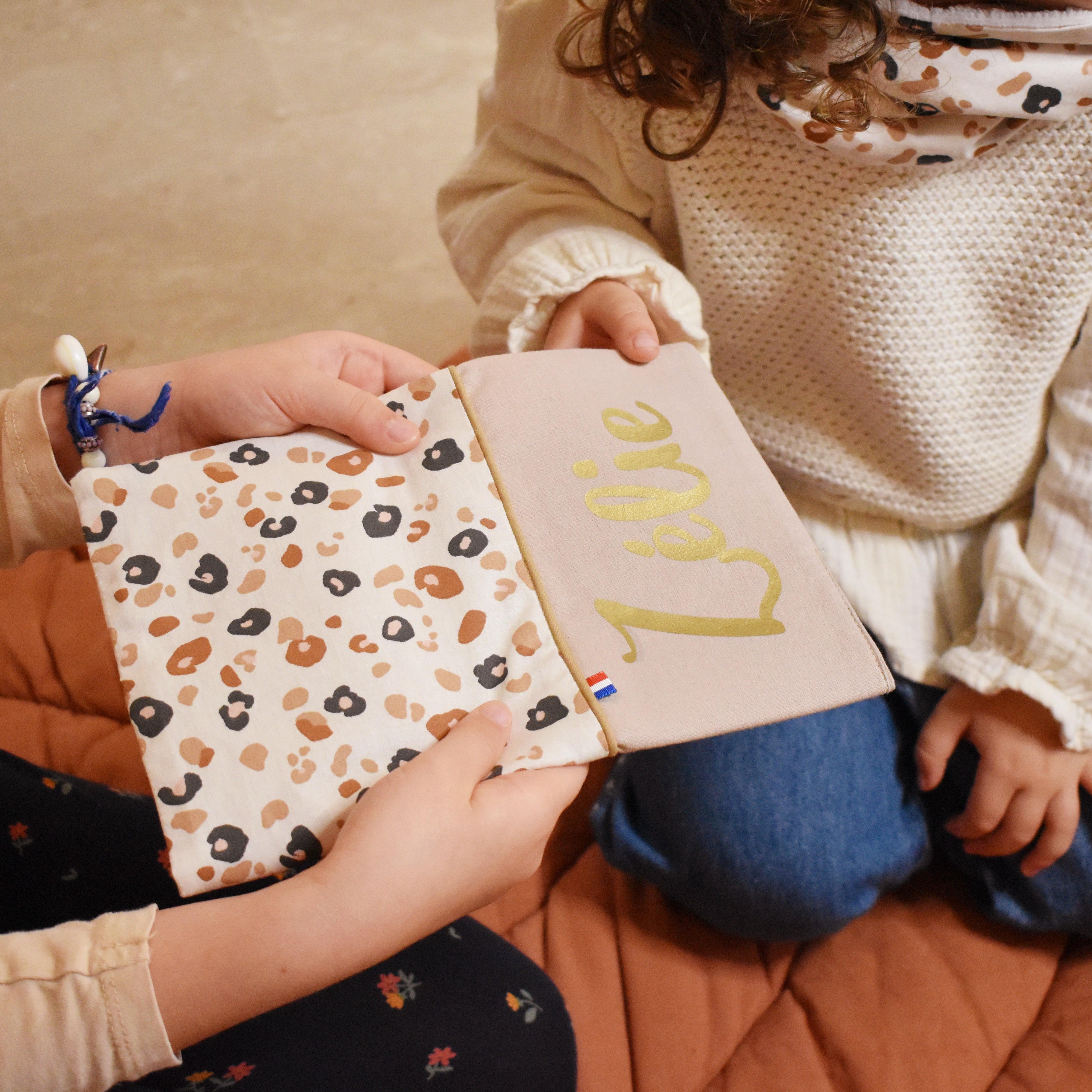 Protège Carnet De Santé Personnalisé « Petits Pieds » – Housse Bébé PVC Souple – Idée Cadeau Naissance Originale – Marquage Unique