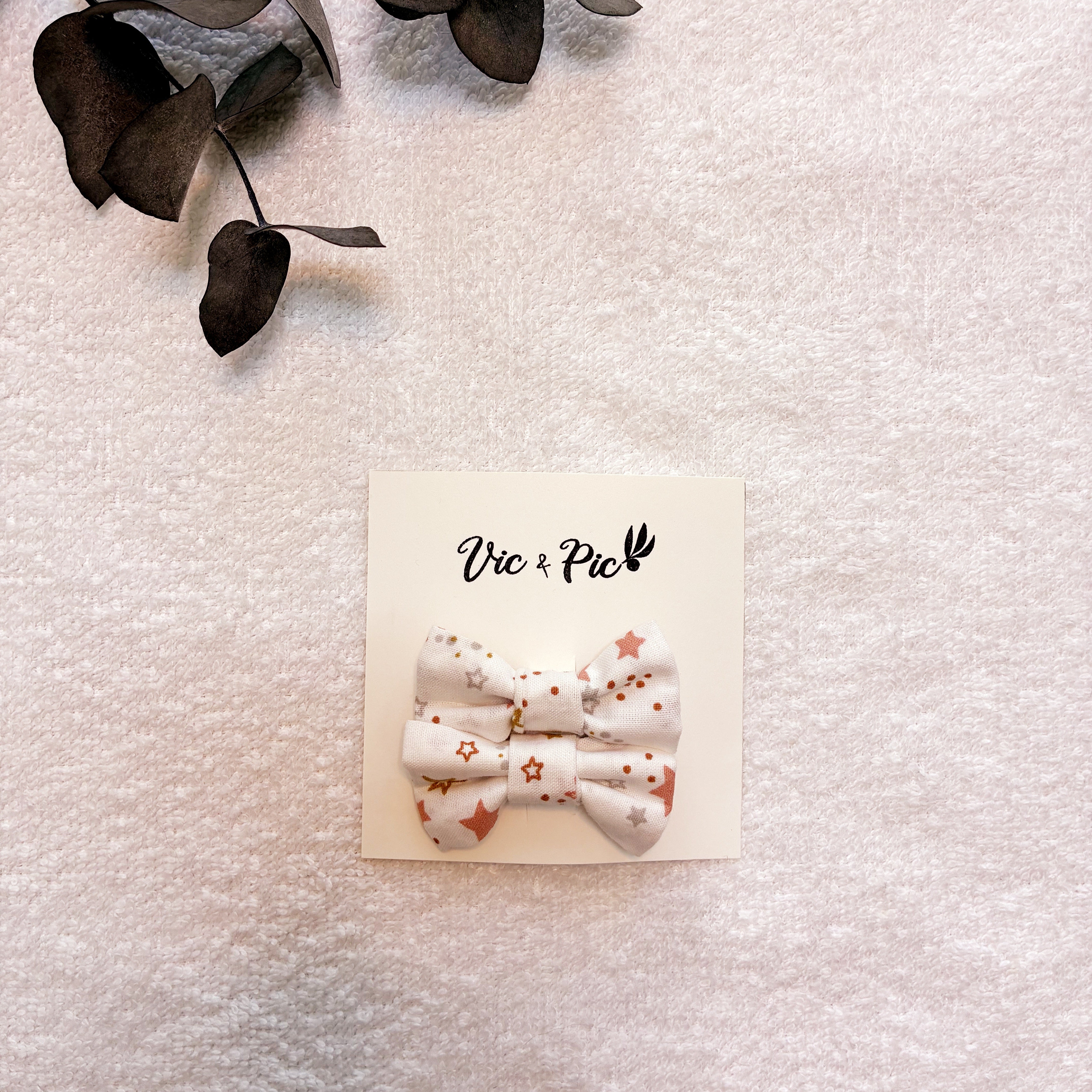 lot-de-deux-barrettes-en-tissu-etoile-pour-enfant-sur-carton-vic-et-pic