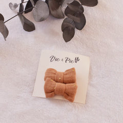 lot-de-deux-barrettes-en-tissu-gaze-de-coton-caramel-pour-enfant-sur-carton-vic-et-pic