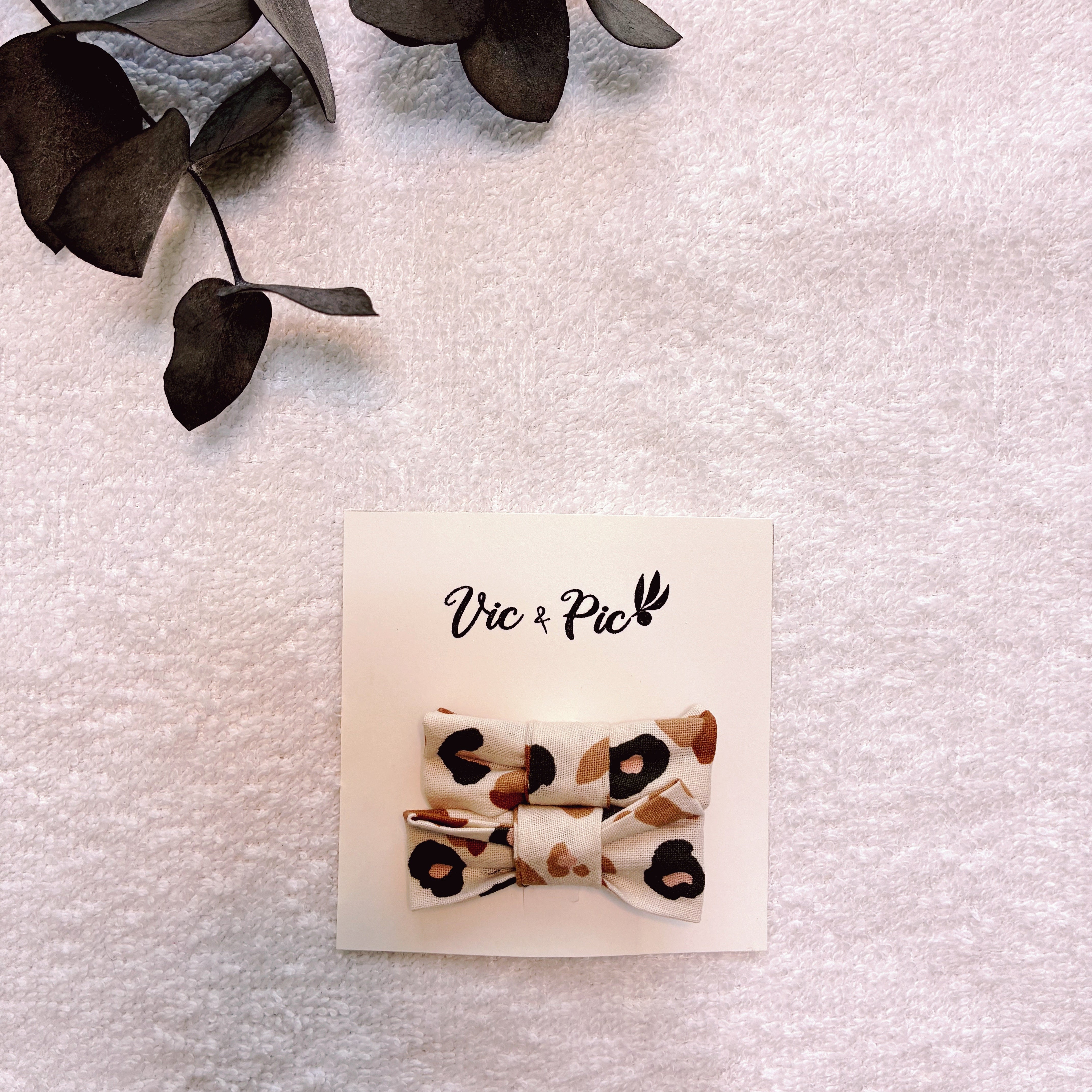 lot-de-deux-barrettes-en-coton-motif-enfant-sur-carton-vic-et-pic