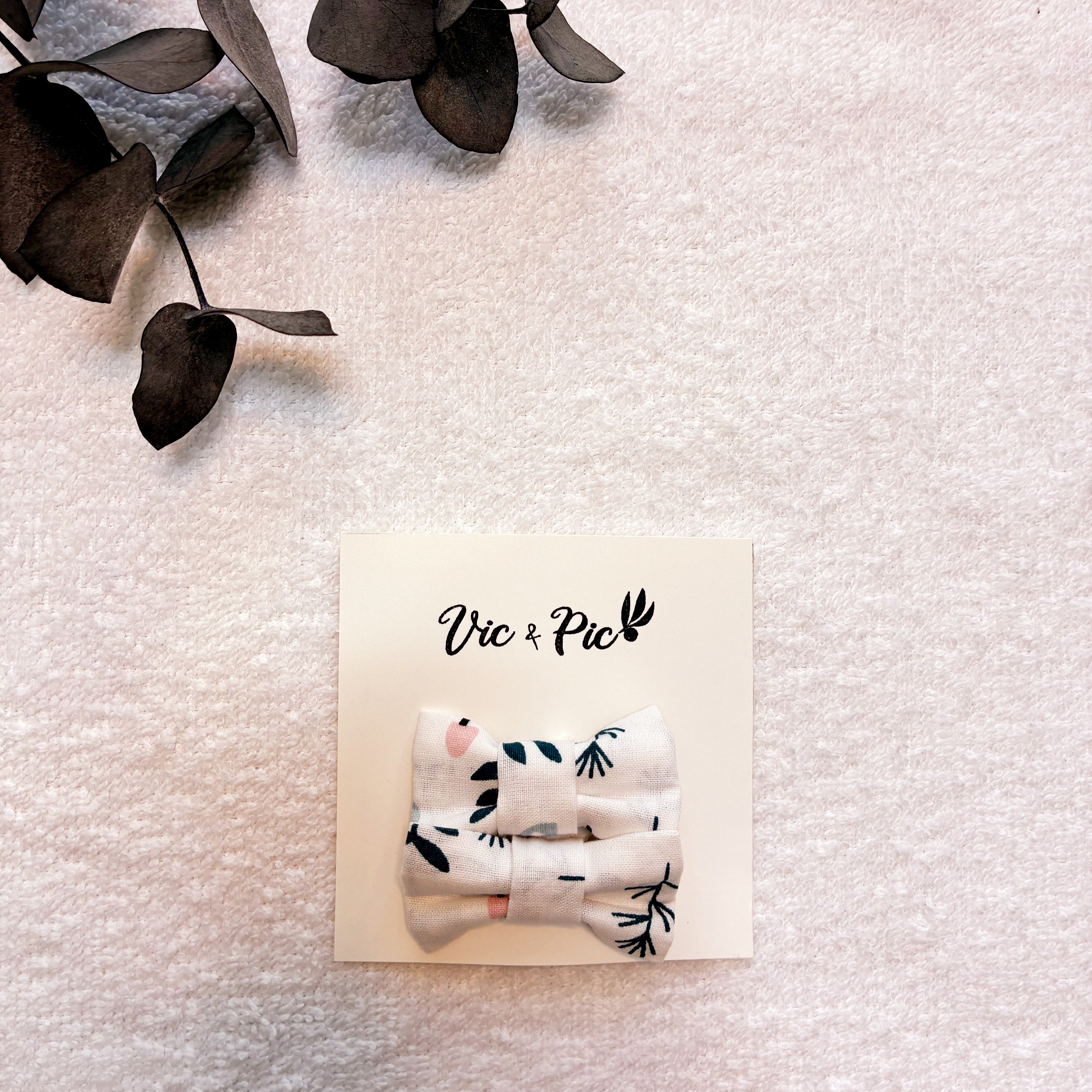 lot-de-deux-barrettes-en-tissu-coton-pour-enfant-sur-carton-vic-et-pic