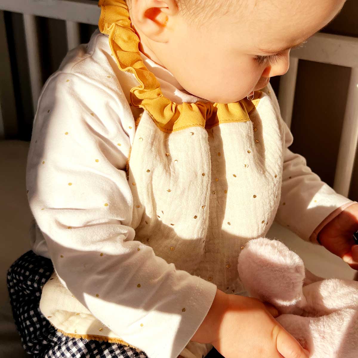 Bavoir-elastique-double-gaze-de-coton-ecru-pour-bebe-vic-et-pic
