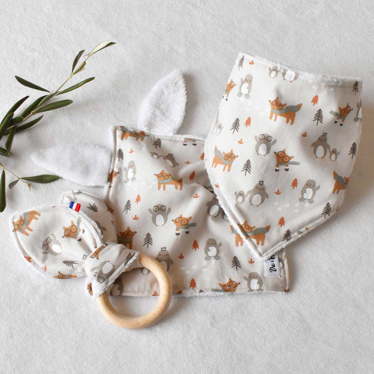 Coffret naissance - Bavoir, doudou et hochet lapin