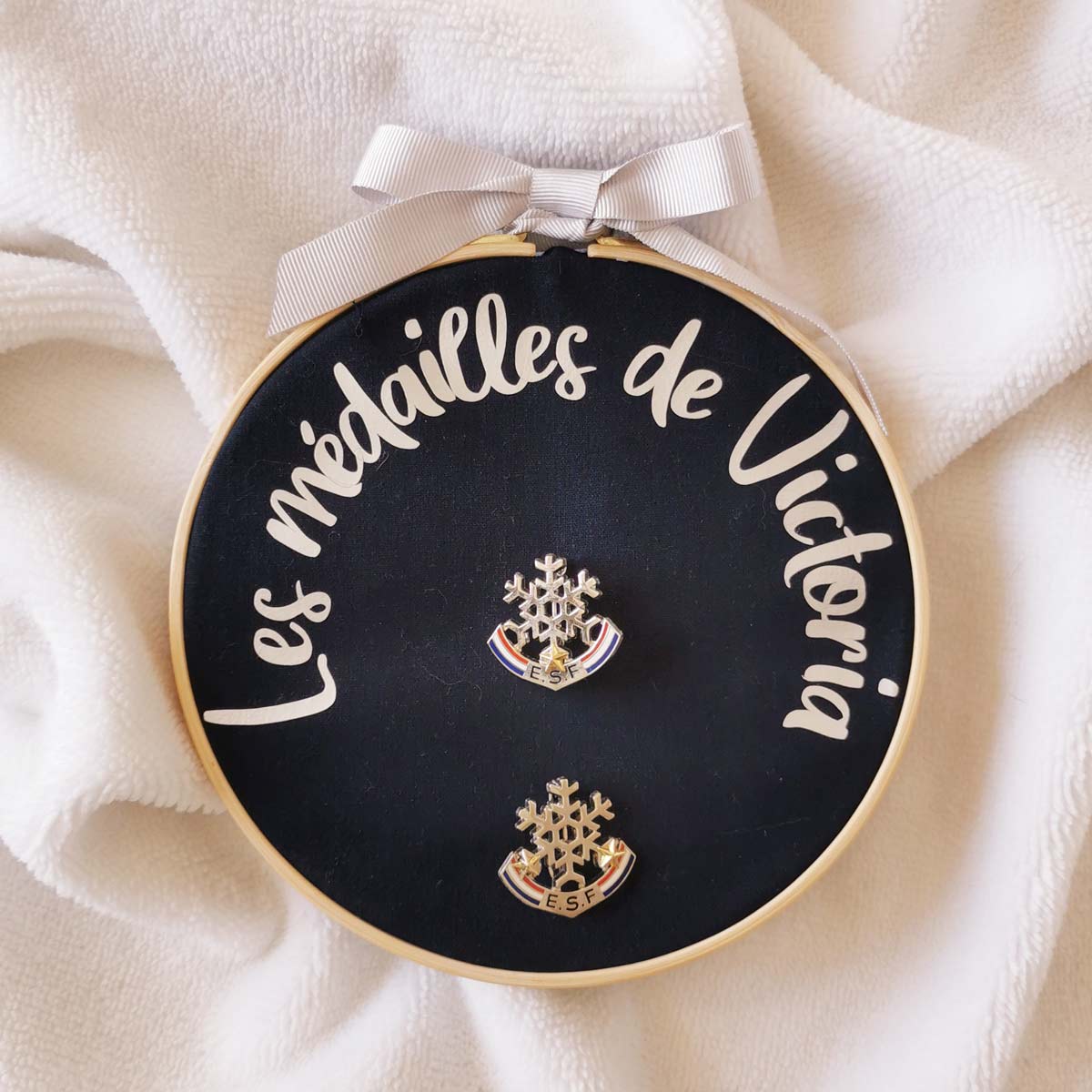 Cadre-medailles-de-ski-vic-et-pic-fait-main-france