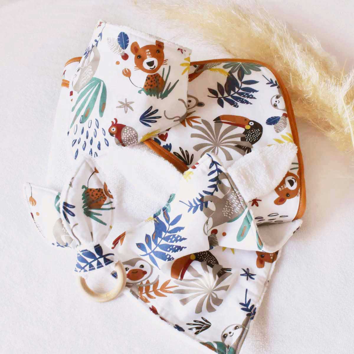 Coffret cape bavoir doudou hochet