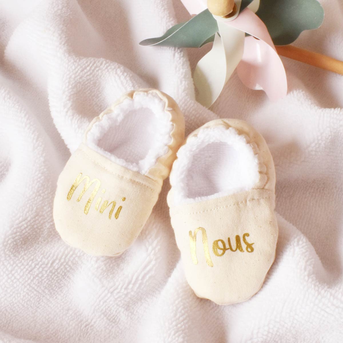 Chaussons-naissance-bebe-beige-cadeau-annonce-grossesse-vic-et-pic