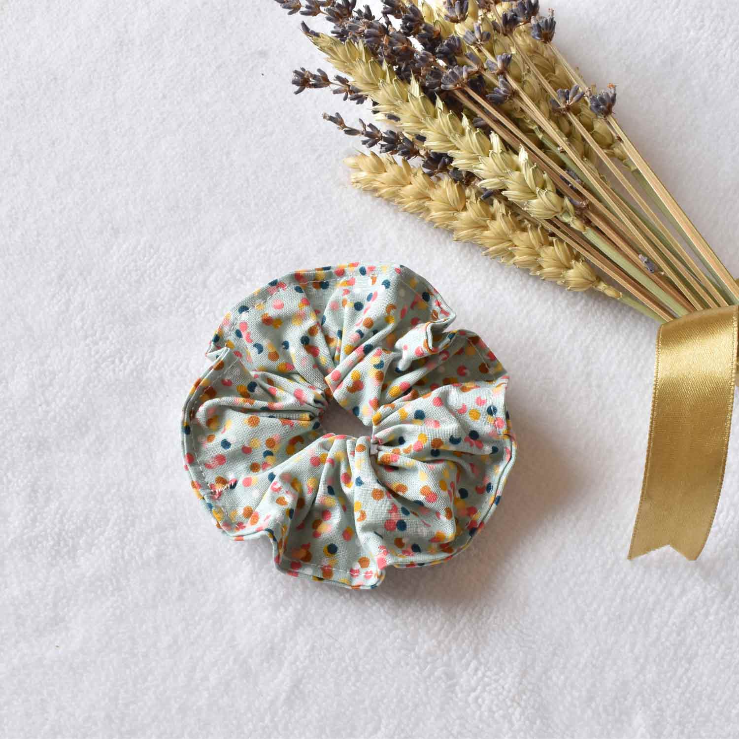 Chouchou motif confettis sur fond blanc de la marque Vic&Pic fait main en france