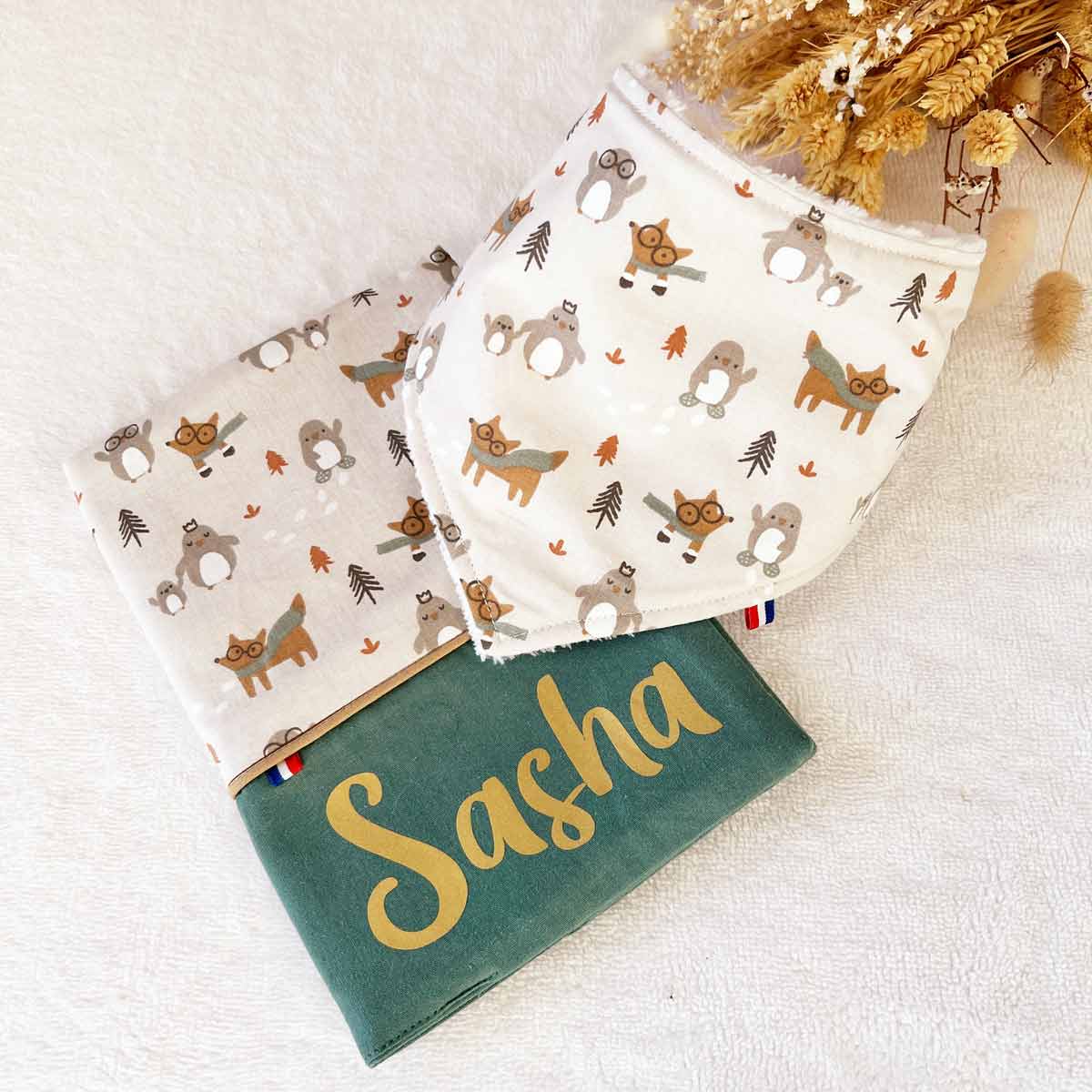 Coffret protège-carnet de santé et bavoir