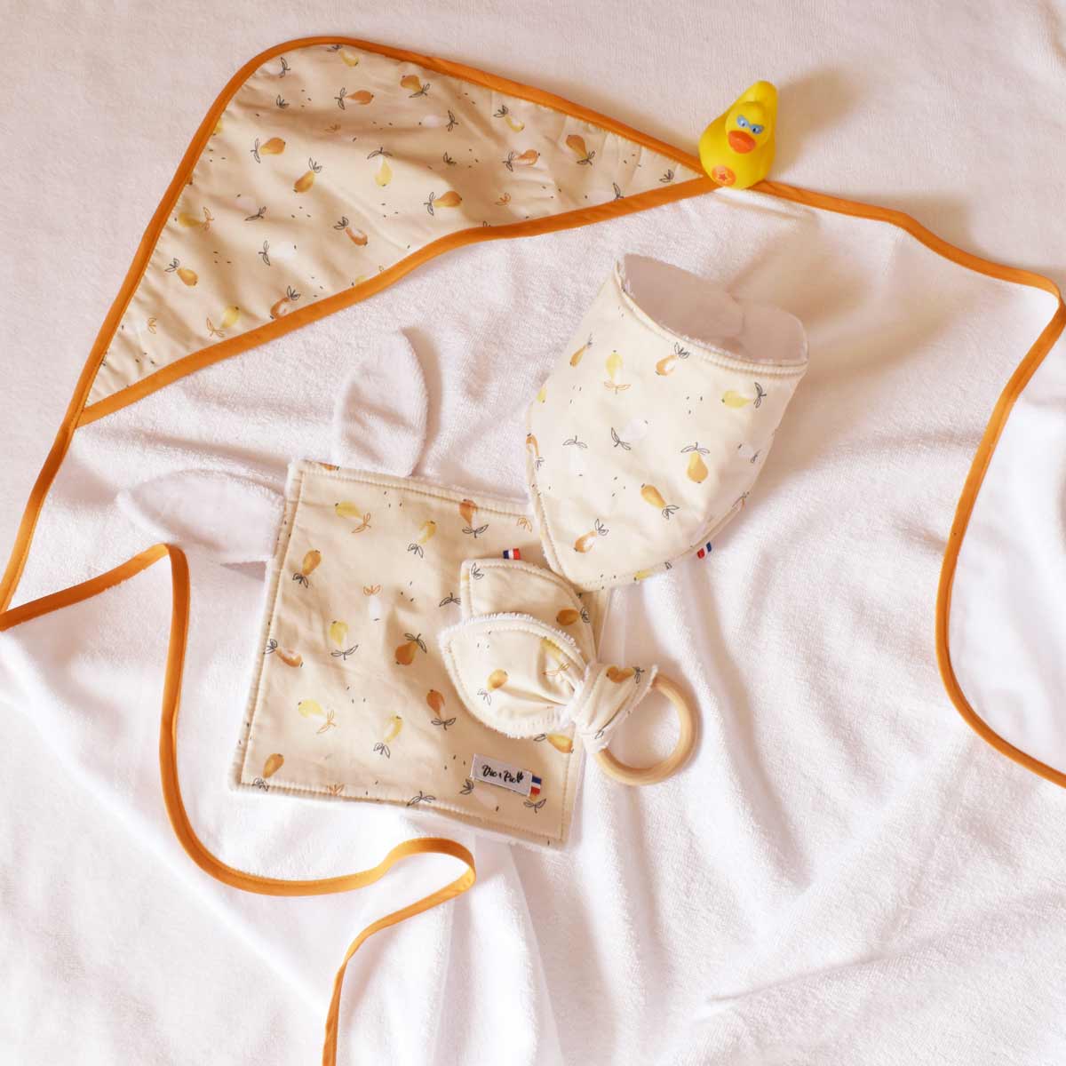 Coffret cape bavoir doudou hochet