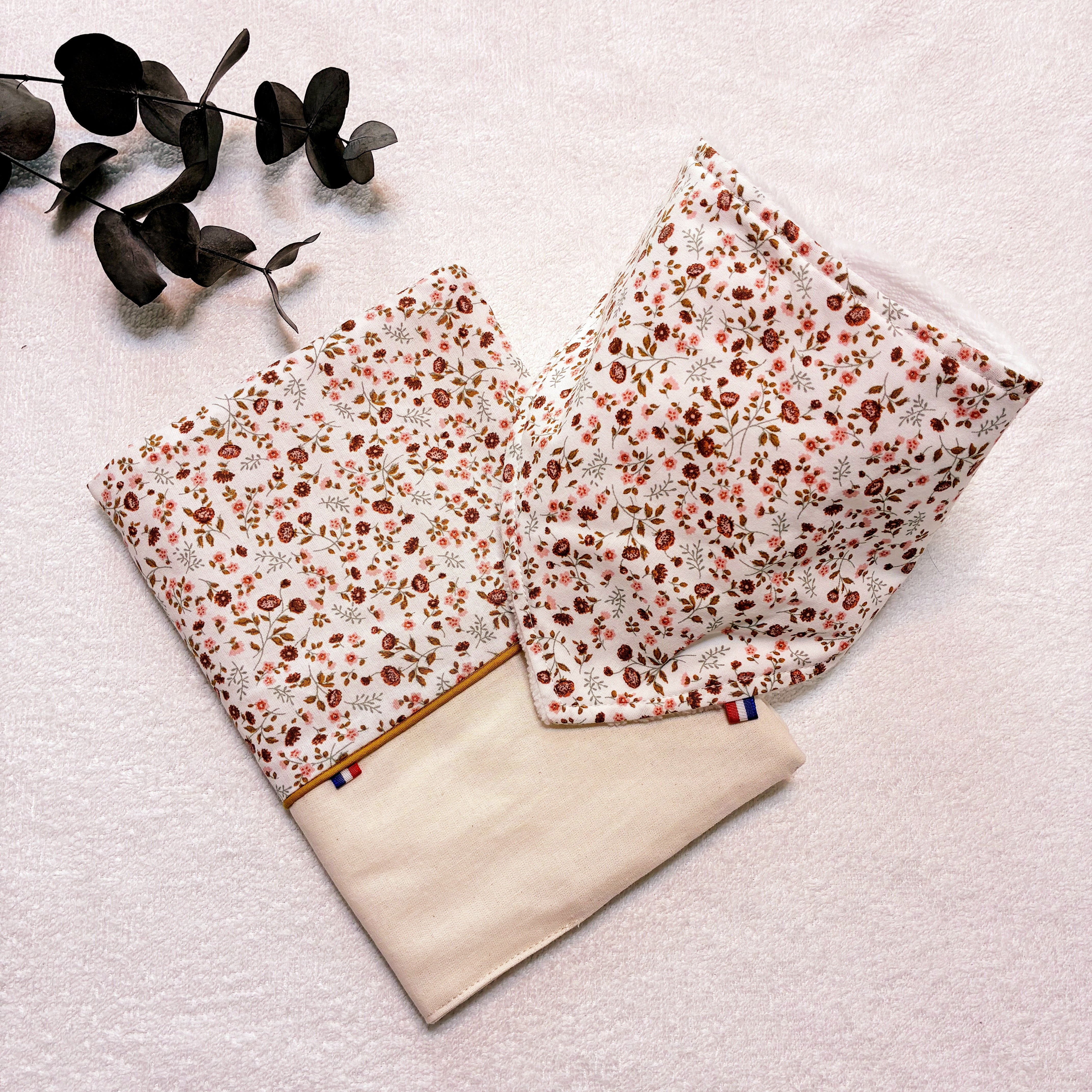 Coffret-protege-carnet-de-santé-bavoir-elenie-cadeau-naissance-fait-main-vic-et-pic-en-france