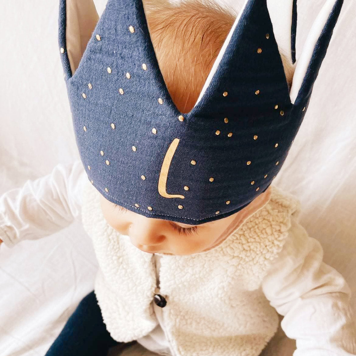 couronne-personnalisee-sur-bebe-en-tissu-gaze-de-coton-bleue-faite-main-par-vic-et-pic