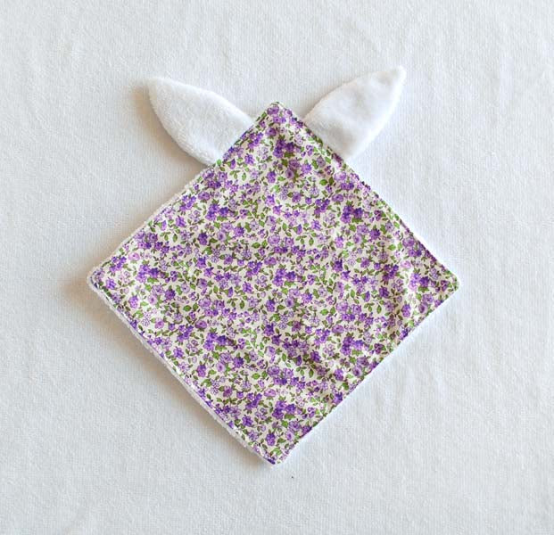 doudou-lapin-bebe-fleurs-mauves-cadeau-naissance-vic-et-pic-fait-main-france