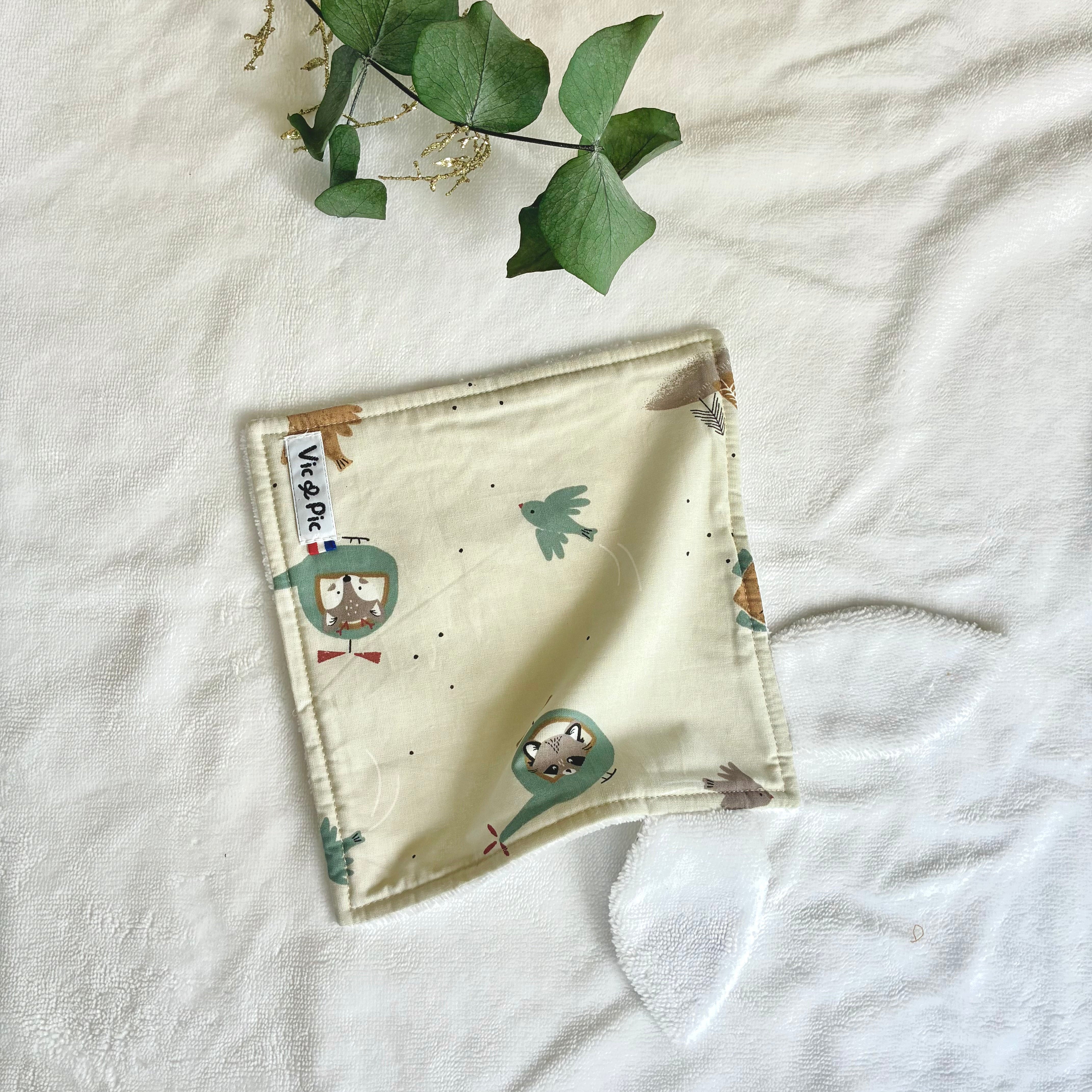 Doudou pour enfant avec des oreilles de lapin motif automnale les explorateurs