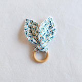 hochet-lapin-anneau-de-dentition-bebe-tissu-bois-vic-et-pic-ecailles