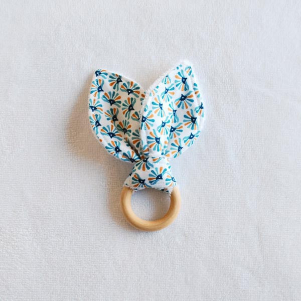 hochet-lapin-anneau-de-dentition-bebe-tissu-bois-vic-et-pic-ecailles