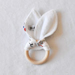 hochet-lapin-anneau-de-dentition-bebe-tissu-bois-vic-et-pic-baltique-verso