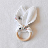 hochet-lapin-anneau-de-dentition-bebe-tissu-bois-vic-et-pic-baltique-verso