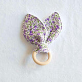 hochet-lapin-anneau-de-dentition-bebe-tissu-bois-vic-et-pic-fleurs-mauves