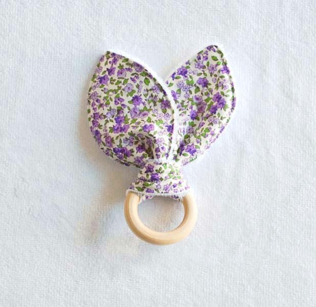 hochet-lapin-anneau-de-dentition-bebe-tissu-bois-vic-et-pic-fleurs-mauves