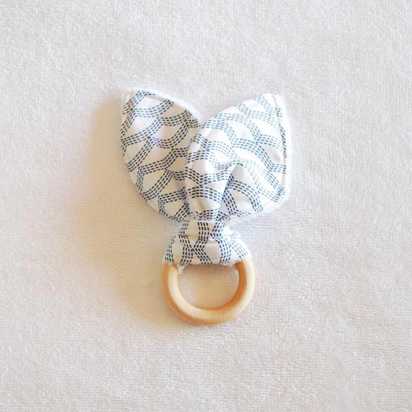 hochet-lapin-anneau-de-dentition-bebe-tissu-bois-vic-et-pic-vagues