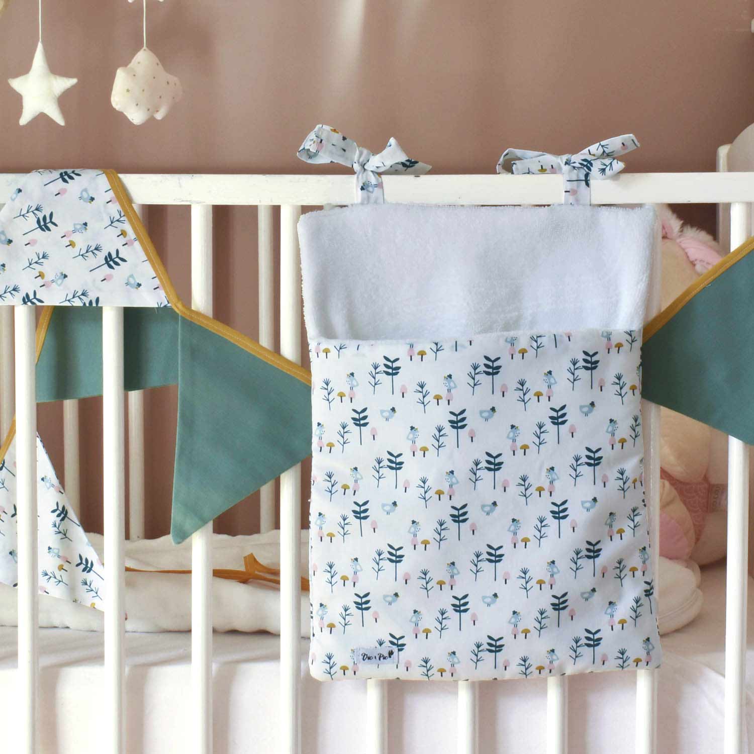 cadeau-naissance-Loiseau-range-pyjama-guirlande-personnalisee-vic-et-pic-chambre-bebe