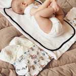 Matelas-a-langer-avec-bebe-dessus-baltique-avec-lapin-vic-et-pic