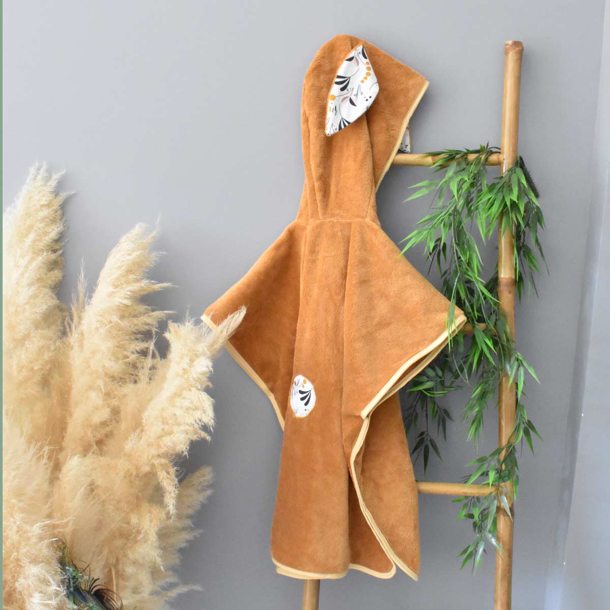poncho-de-bain-feuillage-enfant-sur-echelle-bambou-fait-main-en-france-par-vic-et-pic