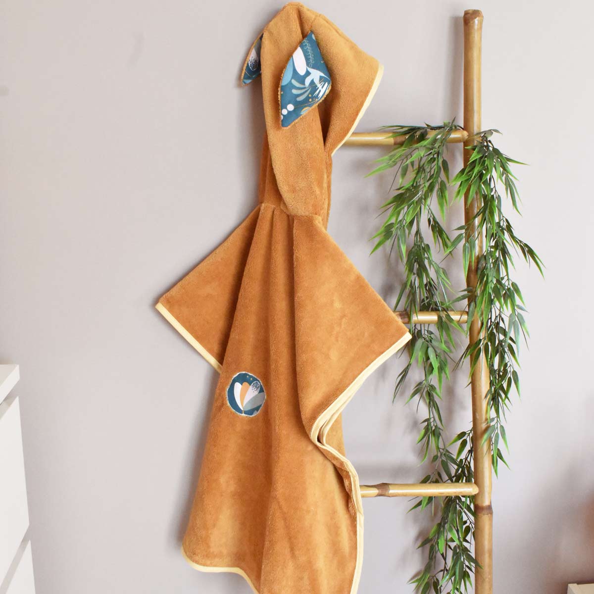 poncho-de-bain-en-foret-enfant-sur-echelle-bambou-fait-main-en-france-par-vic-et-pic