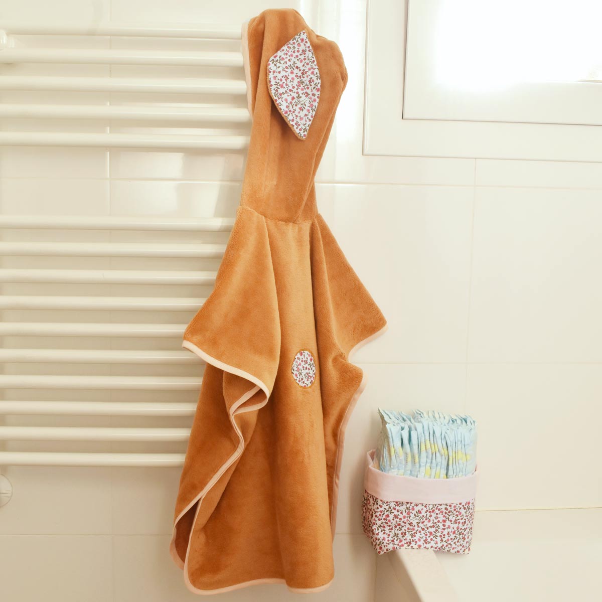 poncho-de-bain-et-paniere-elenie-sur-porte-serviette-fait-main-en-france-par-vic-et-pic