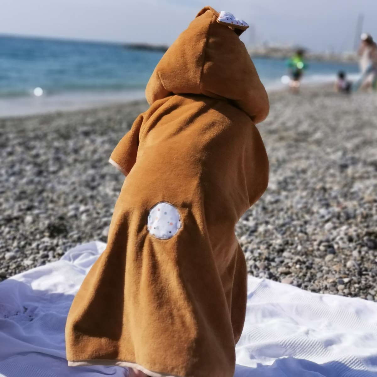 poncho-de-bain-cotillons-enfant-a-la-plage-galets-fait-main-en-france-par-vic-et-pic