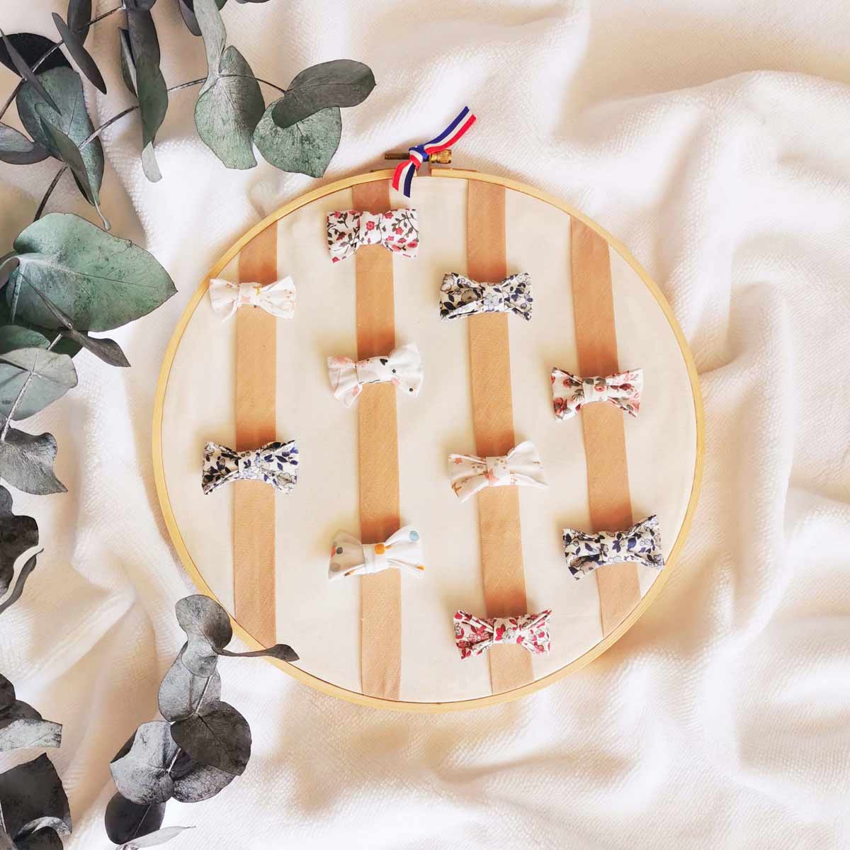 porte-barette-en-bois-rond-pour-accesoires-bebe