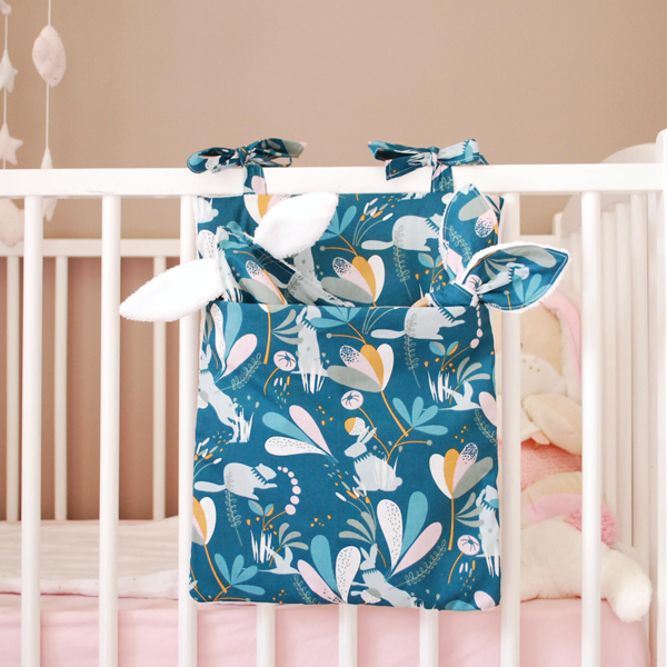 range-pyjama-avec-doudou-en-foret-sur-lit-bebe-a-barreaux-faits-main-par-vic-et-pic