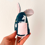 Souris dent de lait à motif biche sur fond blanc fait main en france vic & pic