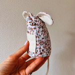 Souris dent de lait motif elenie sur fond blanc fait main en france vic & pic