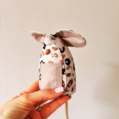Souris dent de lait à motif léopard sur fond blanc fait main en france vic & pic