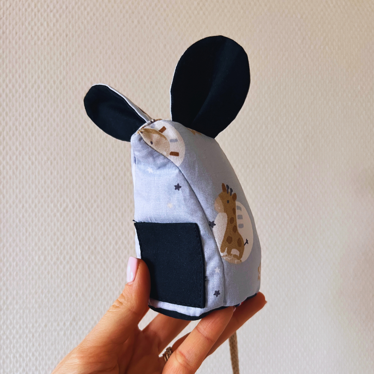 Souris dent de lait à motif safari sur fond blanc fait main en france vic & pic