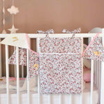 range-pyjama-et-guirlande-fanions-personnalisée-poppy-sur-lit-bebe-a-barreaux-faits-main-par-vic-et-pic