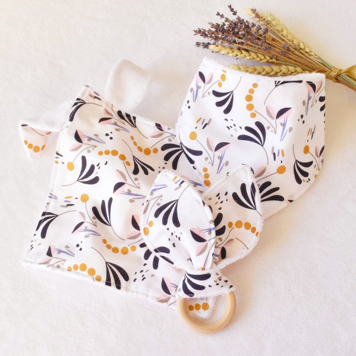 Coffret naissance - Bavoir, doudou et hochet lapin