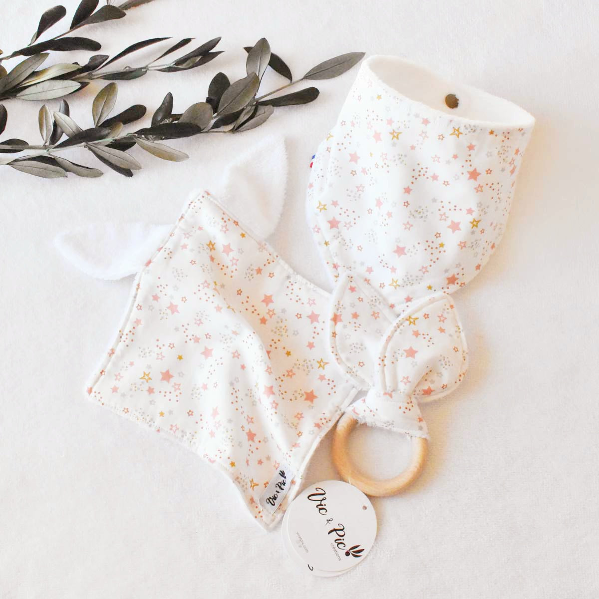 Coffret naissance - Bavoir, doudou et hochet lapin