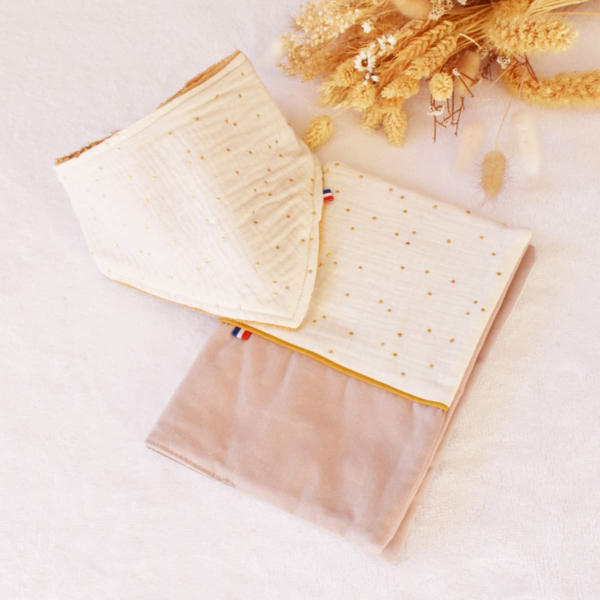 coffret-cadeau-naissance-bebe-protege-carnet-de-sante-et-bavoir-fait-main-vic-et-pic