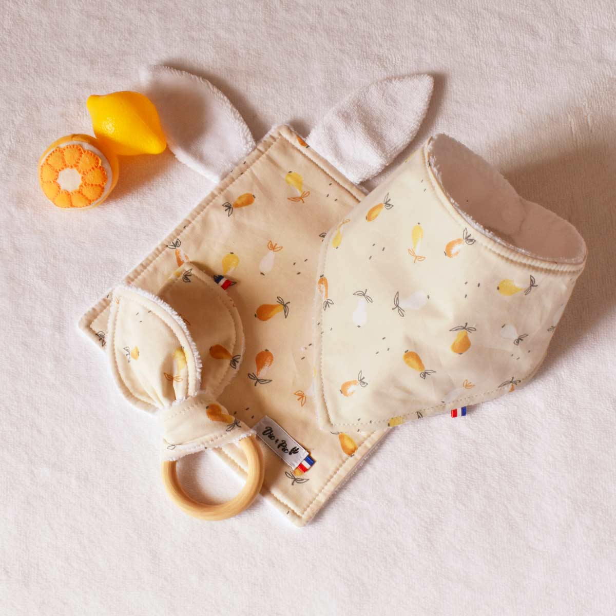 Coffret naissance - Bavoir, doudou et hochet lapin