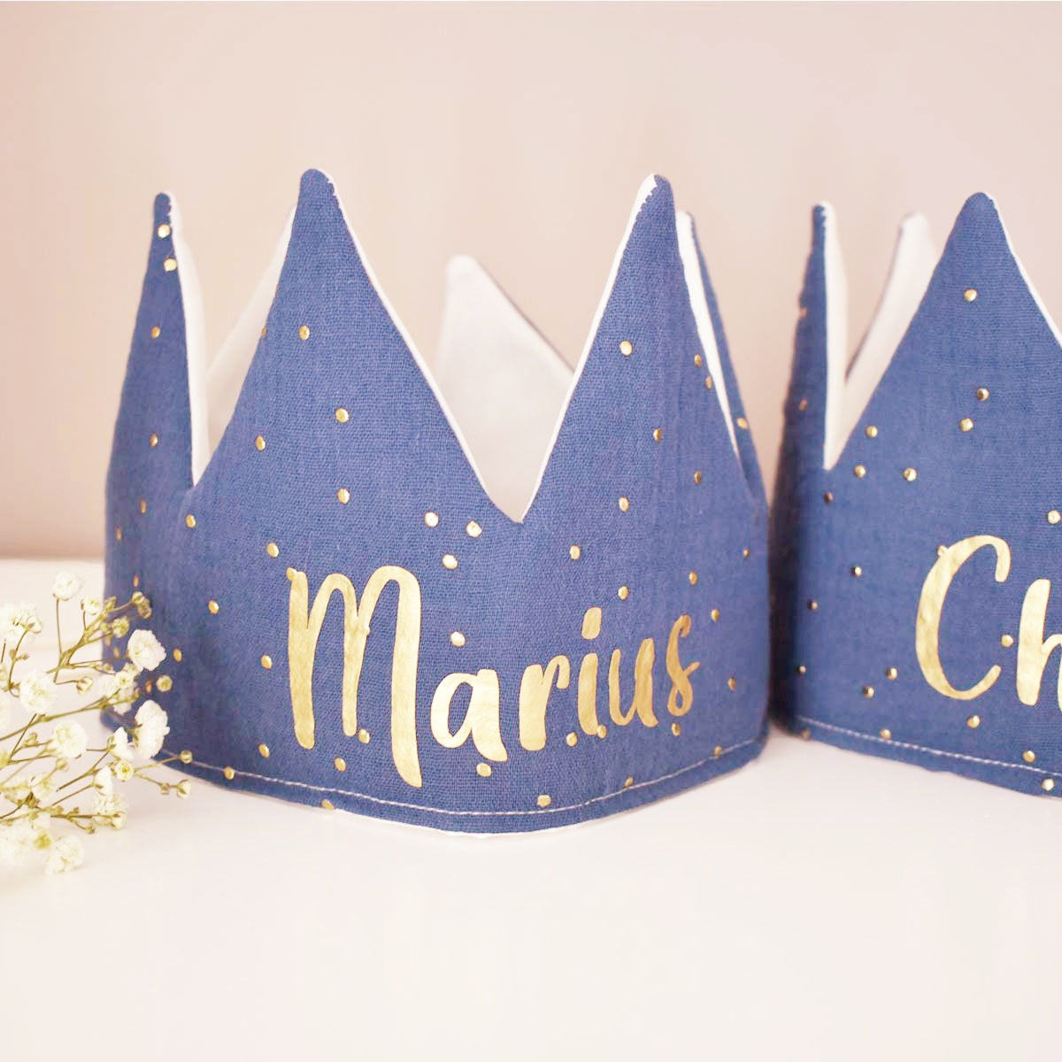couronne-personnalisee-en-tissu-gaze-de-coton-bleue-faite-main-par-vic-et-pic