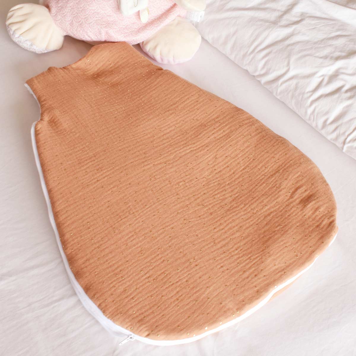 gigoteuse-bebe-naissance-gaze-coton-caramel-vic-et-pic-verso