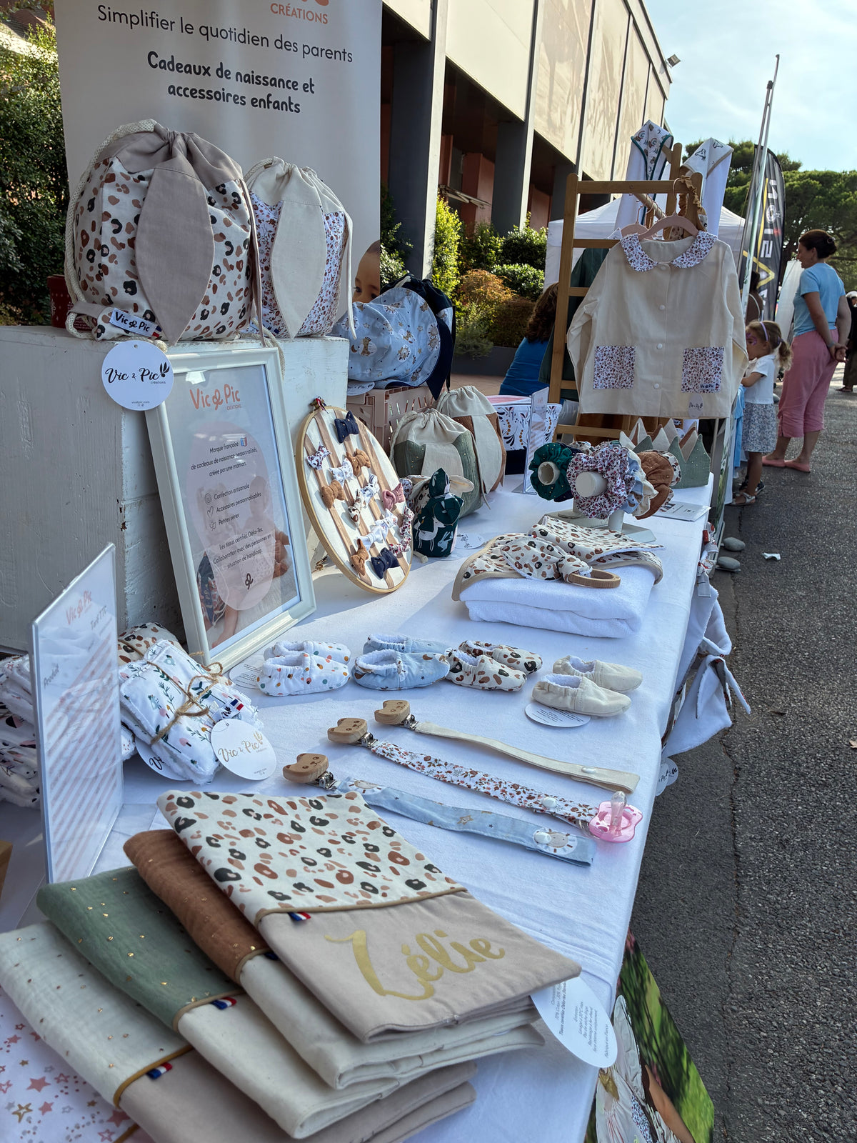 Photo d'un stand de cadeau de naissanceet accessoires bébé lors du festival de l'enfance à Cagnes-sur-mer