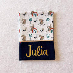 Protège carnet de santé personnalisé prénom Julia fait main France Vic et Pic